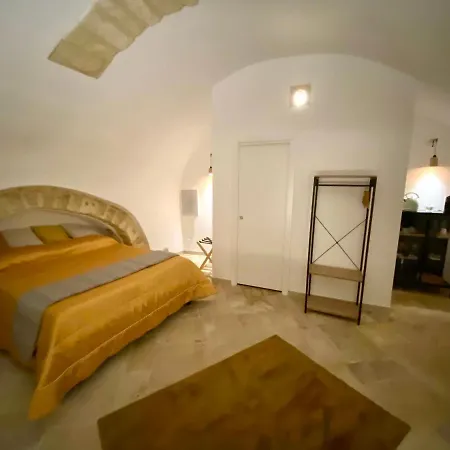 Guesthost - Number 12 Luxury Bed & Breakfast Bari