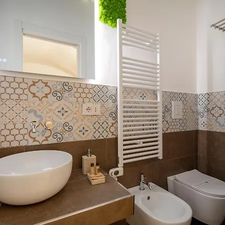 Guesthost - Number 12 Luxury לינה וארוחת בוקר 4*