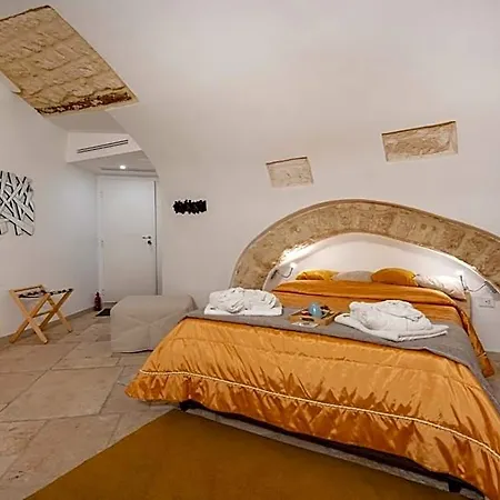 Guesthost - Number 12 Luxury Bed & Breakfast