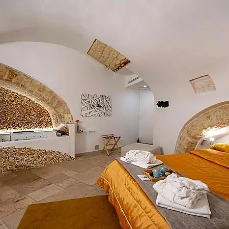Guesthost - Number 12 Luxury Bed & Breakfast 3*
